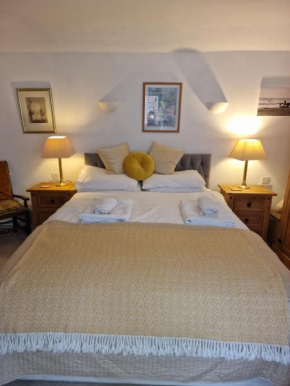 The Old Dairy, comfy 1 bedroom apartment with lounge,bathroom and kitchenette near town, pubs and walks